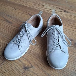 Comfortiva Cayson Light Gray Leather Sneakers, size 7